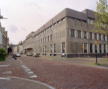 844818 Gezicht op het Psychiatrisch Ziekenhuis Willem Arntsz Huis (Lange Nieuwstraat 119) te Utrecht, met rechts de ...